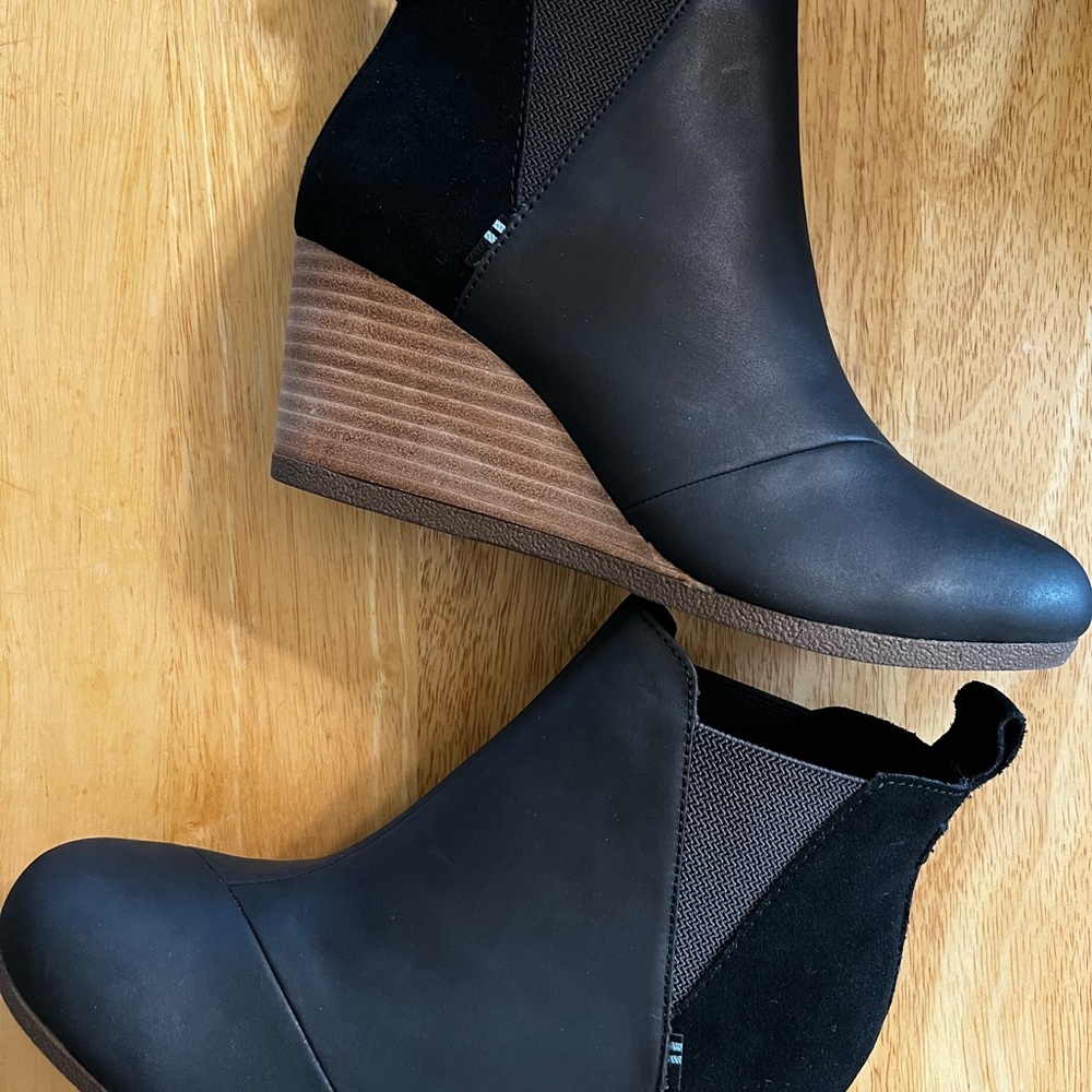 Toms- Kelsey -  Black Leather/Suede - Wedge Boot
